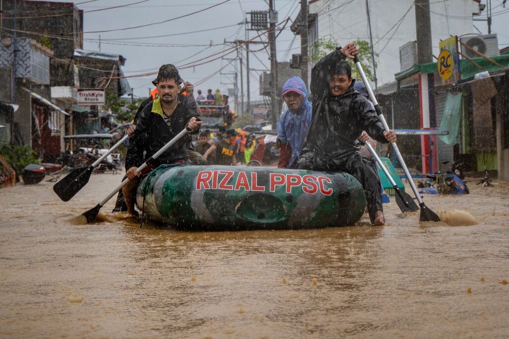 Personas efectúan rescates en las calles de Filipinas