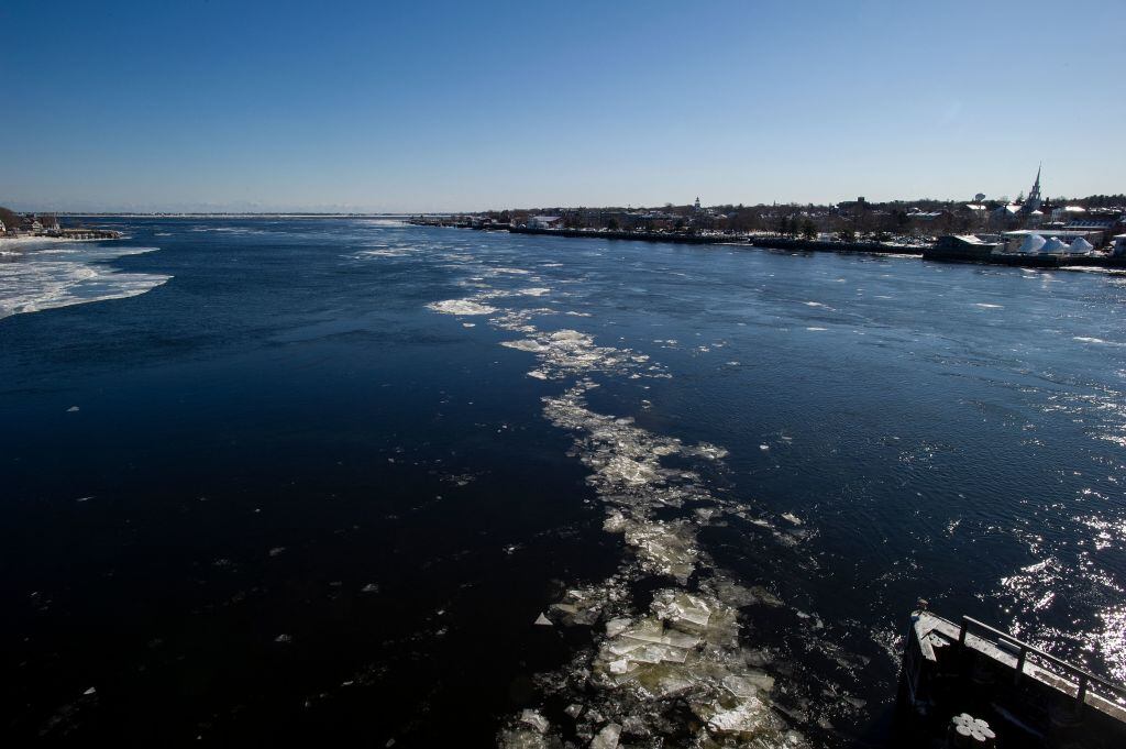 Un río contaminado en la desembocadura al océano Atlántico