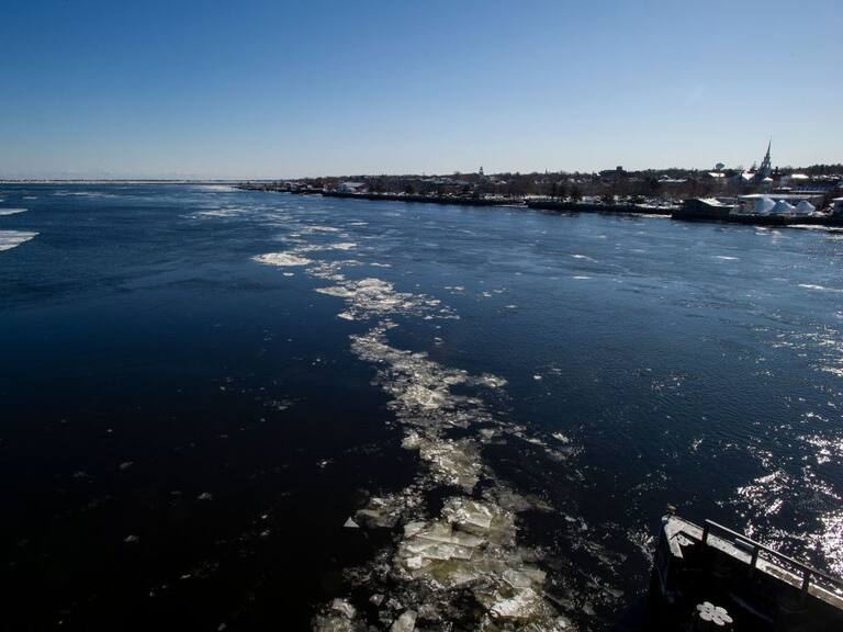 Un río contaminado en la desembocadura al océano Atlántico
