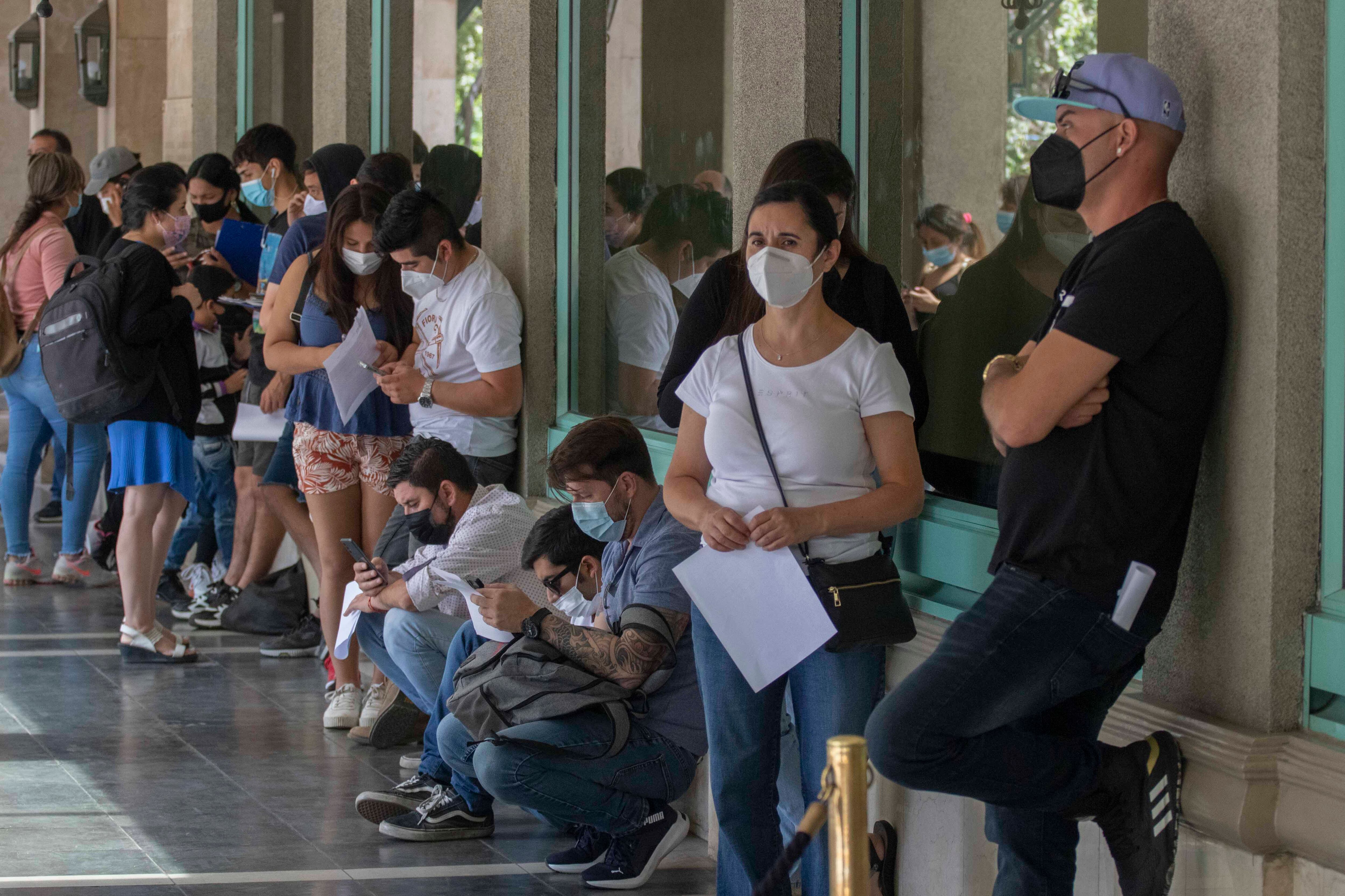 01 de Febrero de 2022 / SANTIAGO
Filas para tomas de test PCR en una clínica, en la búsqueda activa de Covid-19 debido al aumento de los casos en los últimos días.
FOTO: LUIS FELIPE ARAYA/ AGENCIA UNO
