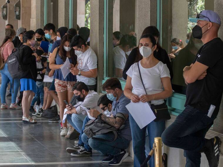 01 de Febrero de 2022 / SANTIAGO
Filas para tomas de test PCR en una clínica, en la búsqueda activa de Covid-19 debido al aumento de los casos en los últimos días.
FOTO: LUIS FELIPE ARAYA/ AGENCIA UNO