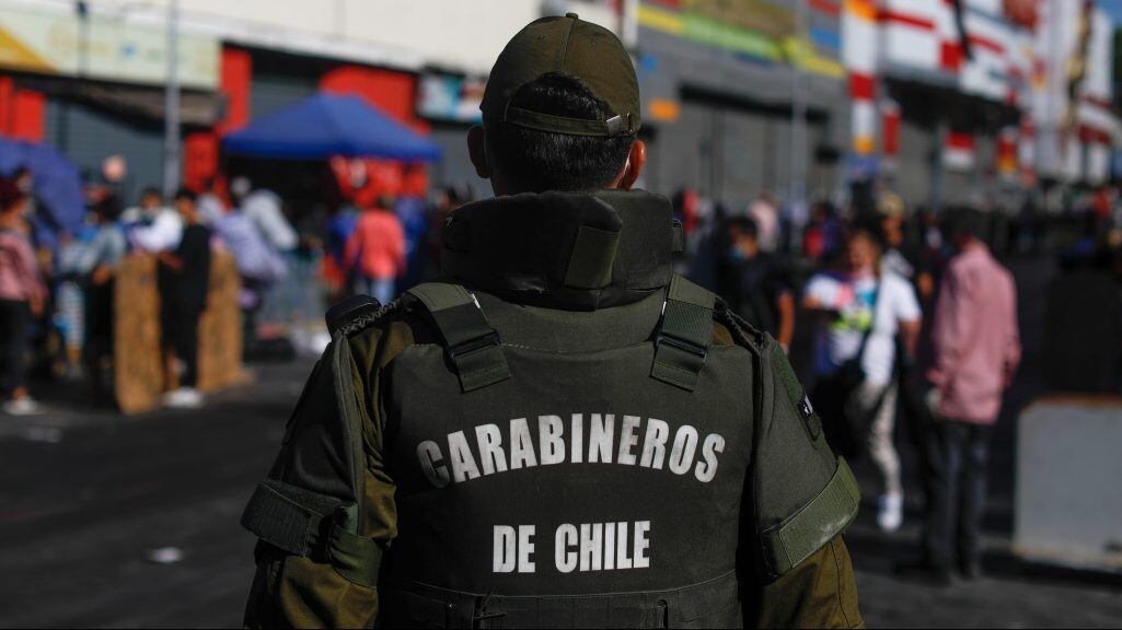 30 de Noviembre de 2021/SANTIAGO Carabineros resguarda el barrio Meiggs luego de realizar un procedimiento para retirar los toldos de los comerciantes ambulantes que ocupaban una intersección en dicho lugar FOTO :CRISTOBAL ESCOBAR /AGENCIAUNO
