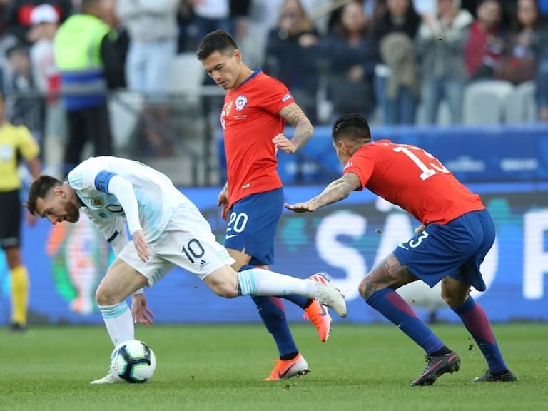 Para no creerlo: Chile jugaría dos veces de visita en diez días contra Argentina
