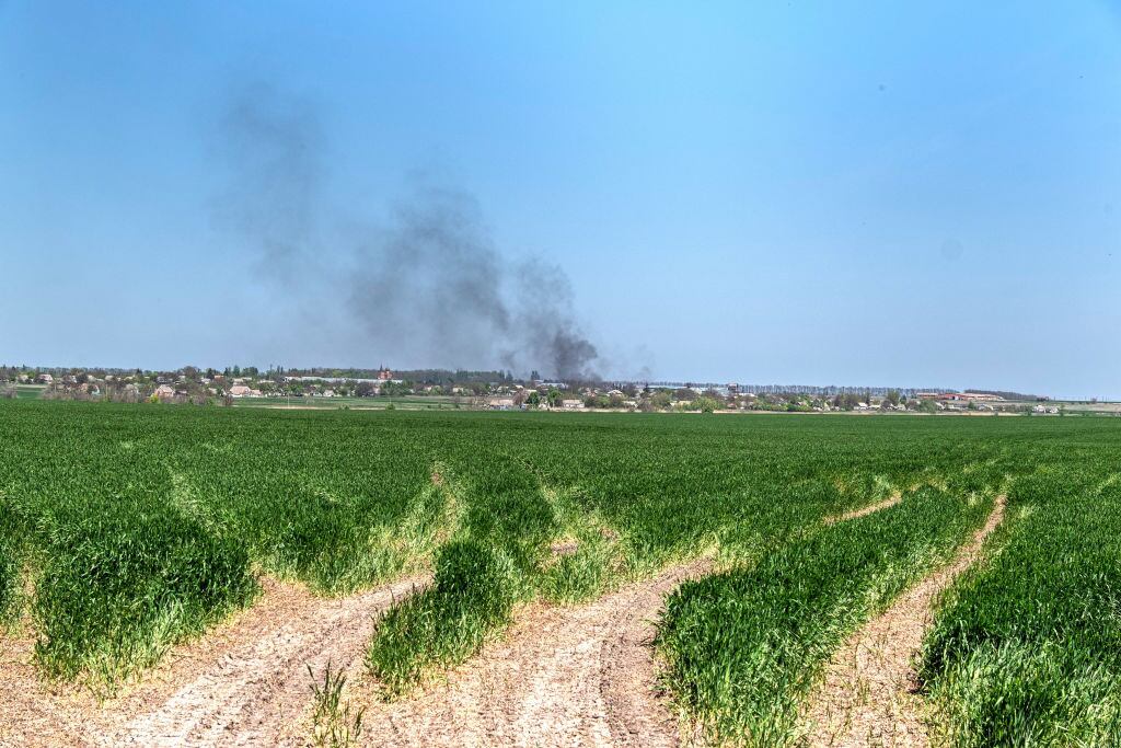 Humo se levanta tras un ataque aéreo de fuerzas rusas en región de Dnipro