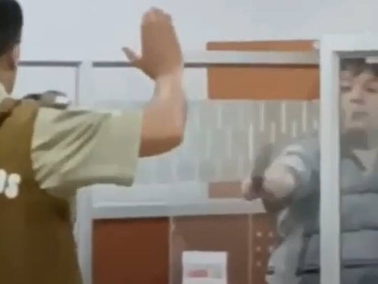 ¡Espeluznante registro! Video captó a secuestrador de AFP Provida justo cuando amenaza a rehén frente a Carabineros
