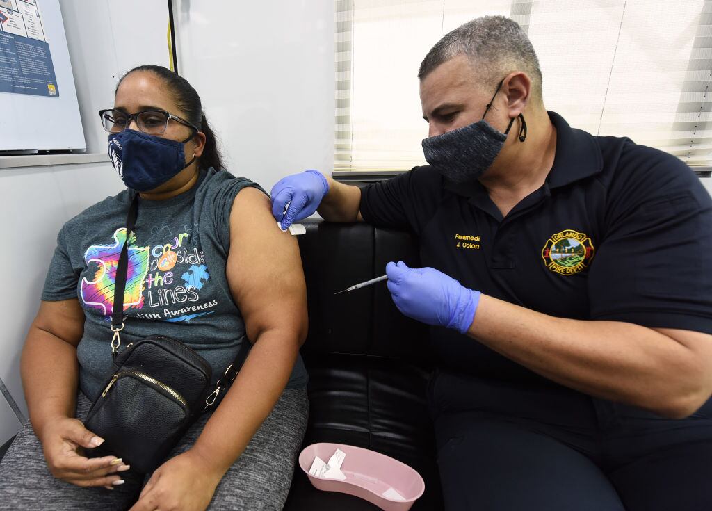 Paramédico administra una vacuna contra el Covid-19 en Orlando