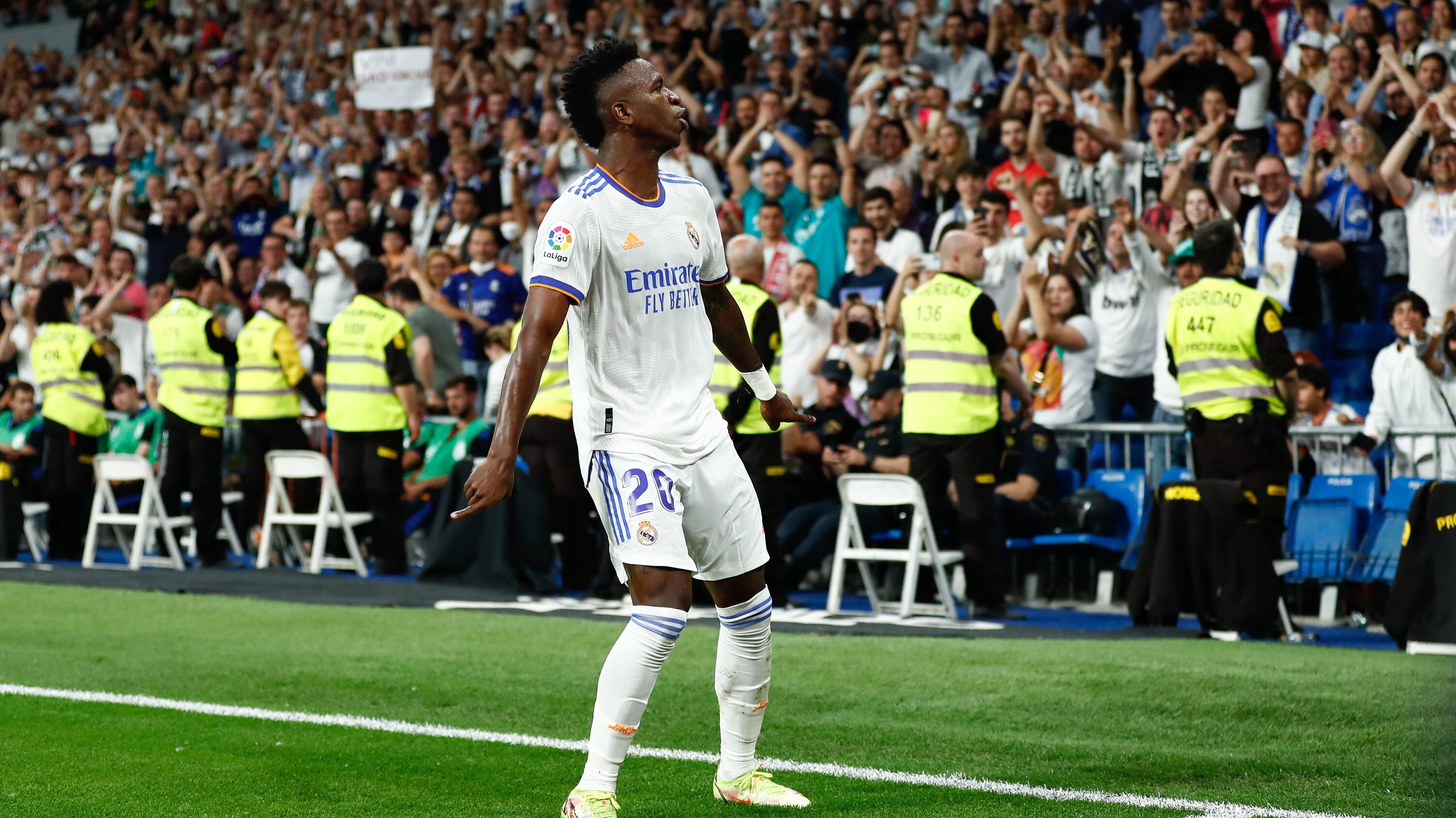 Real Madrid golea al Levante y envía un aviso al Liverpool