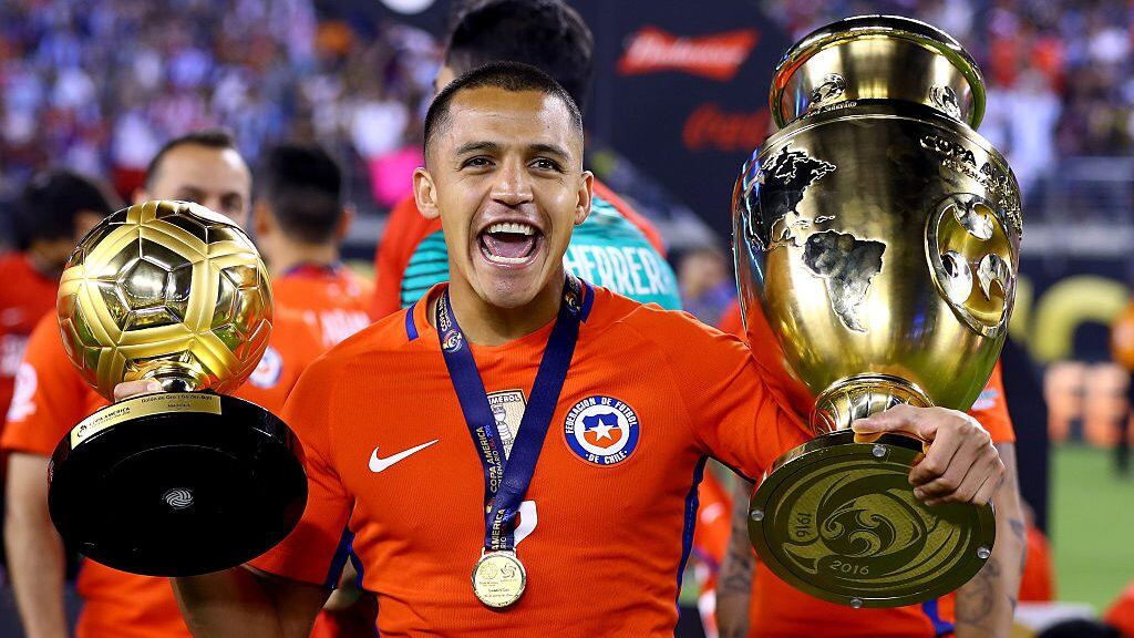 EAST RUTHERFORD, NJ - JUNE 26:  Alexis Sanchez #7 of Chile celebrates the win over Argentina during the Copa America Centenario Championship match at MetLife Stadium on June 26, 2016 in East Rutherford, New Jersey.Chile defeated Argentina 0-0 with the 4-2 win in the shootout.  (Photo by Elsa/Getty Images)