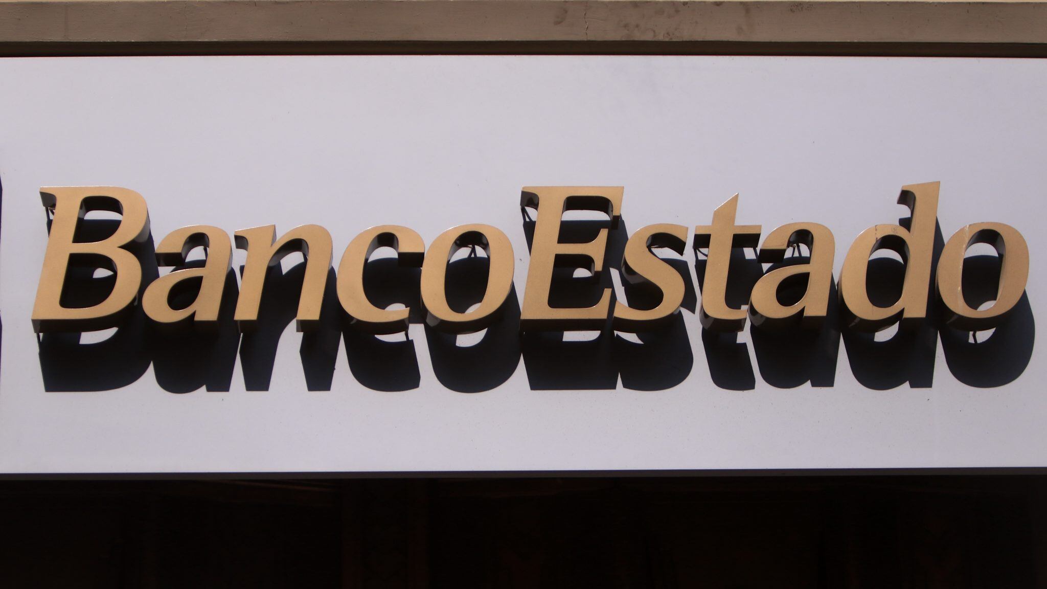 16 de Marzo 2022/SANTIAGOEn horas de la mañana, se reporto una caida de sistema de banco estado, la cual dejo muchas sucursales sin poder abrir y con otras varias sucursales con filas de clientes esperando concretar sus tramites.
FOTO: LUKAS SOLIS/AGENCIAUNO