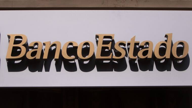 16 de Marzo 2022/SANTIAGOEn horas de la mañana, se reporto una caida de sistema de banco estado, la cual dejo muchas sucursales sin poder abrir y con otras varias sucursales con filas de clientes esperando concretar sus tramites.
FOTO: LUKAS SOLIS/AGENCIAUNO