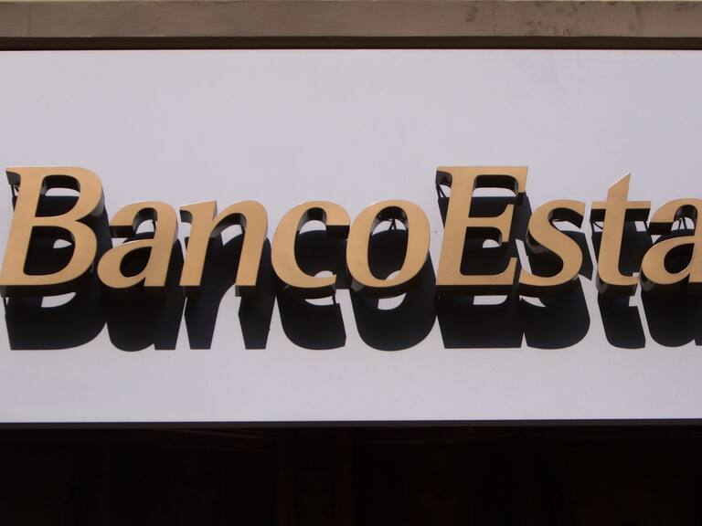 16 de Marzo 2022/SANTIAGOEn horas de la mañana, se reporto una caida de sistema de banco estado, la cual dejo muchas sucursales sin poder abrir y con otras varias sucursales con filas de clientes esperando concretar sus tramites.
FOTO: LUKAS SOLIS/AGENCIAUNO