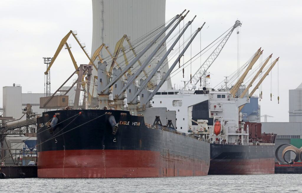 Una embarcación vacía en el puerto de Rostock