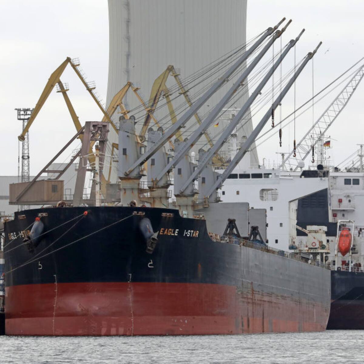 Ante denuncia de pesca ilegal: autoridades fiscalizan flota de casi 50 barcos chinos que generó preocupación en Iquique
