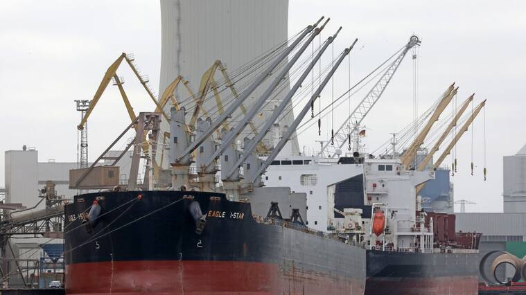 Una embarcación vacía en el puerto de Rostock