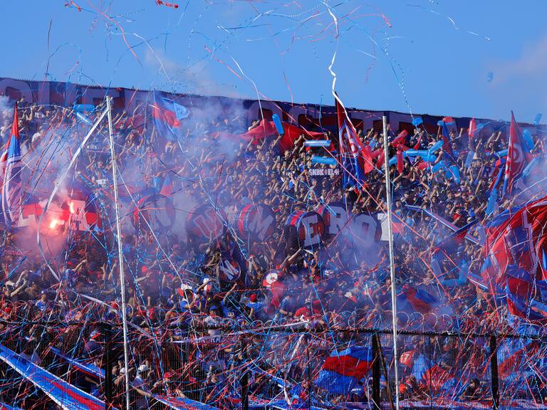 Hubo 4 detenidos y un carabinero terminó lesionado: hinchas de la U provocaron incidentes en Concepción
