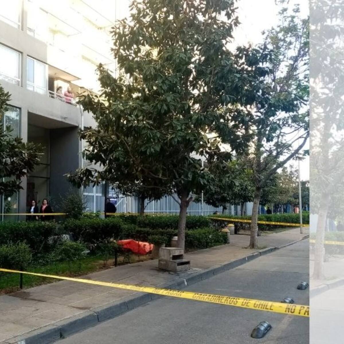 Cámaras registran momento en que sujetos abandonan a joven fallecido en la calle: habían estado en una fiesta en Santiago