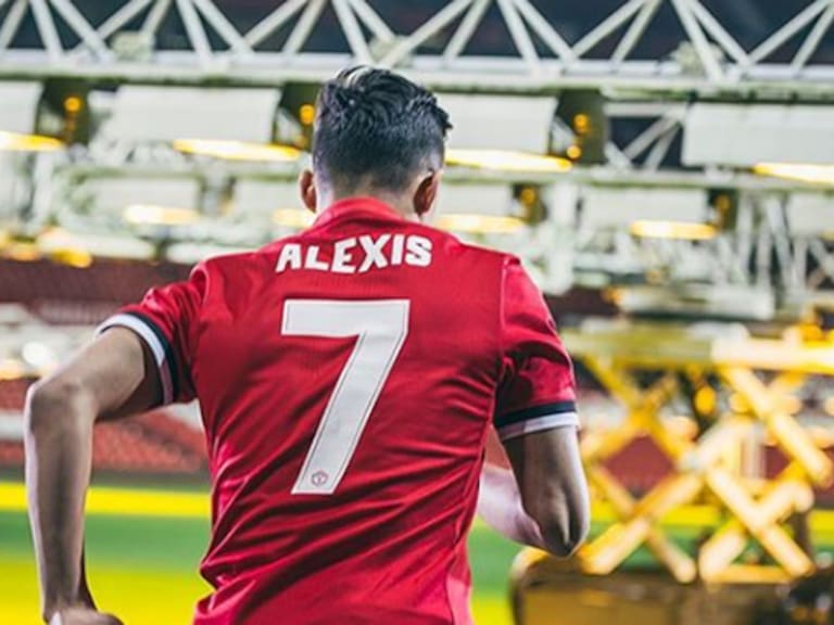 Manchester United prepara potente fichaje que ocuparía el mítico «7» que dejó vacante Alexis Sánchez