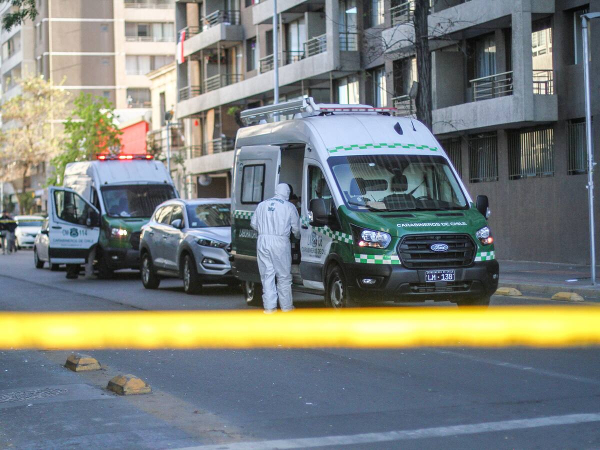 Buscan a hombre acusado de prender fuego a su expareja y a su sobrina en Santiago Centro