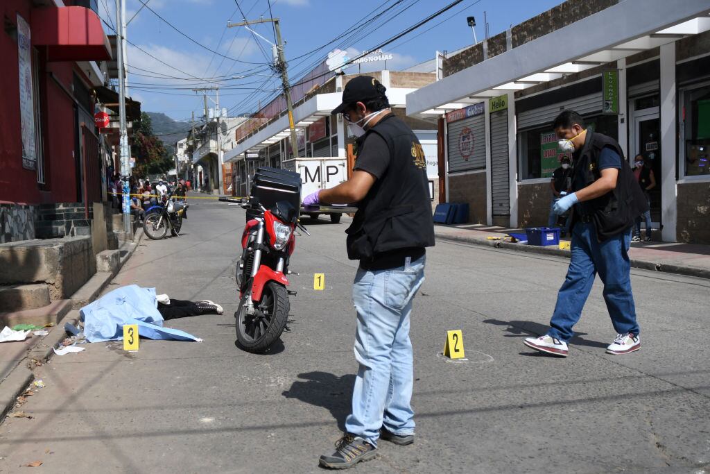 Peritos revisan la escena de un crimen en Guatemala