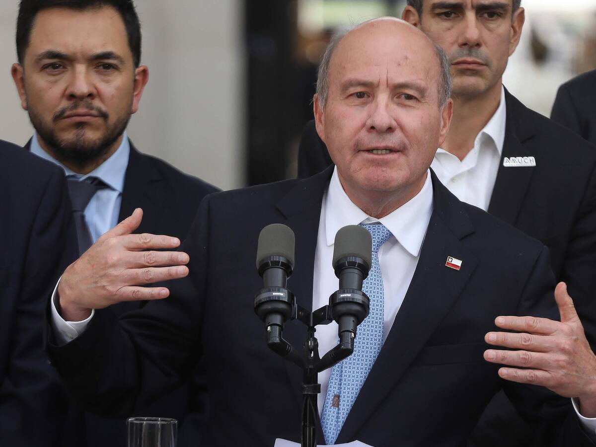 “No se puede tapar el sol con un dedo”: ministro Quiroz defiende cifras de “caja fiscal” y apunta nuevamente a gestión anterior
