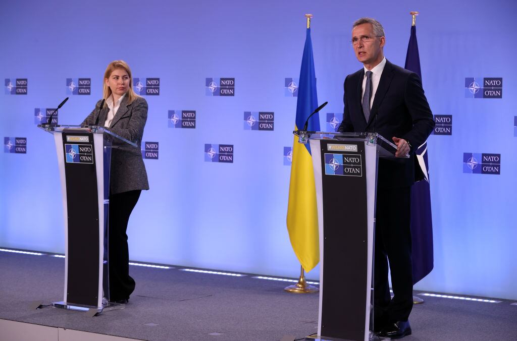 El secretary general de la OTAN Jens Stoltenberg reunido con la vice primer ministra de Ucrania Olga Stefanishyna