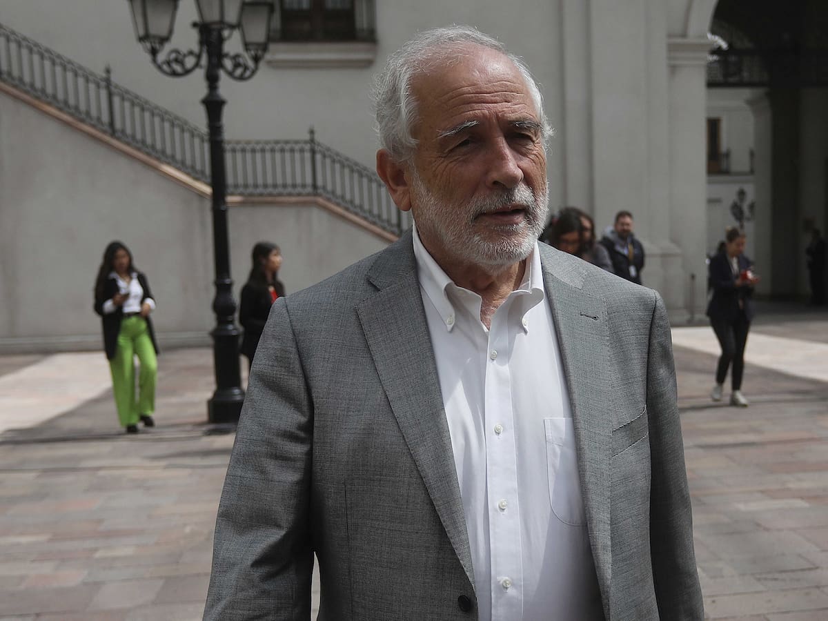 Ministro Carlos Montes a su llegada al Congreso para afrontar acusación constitucional: “Espero que la democracia funcione”