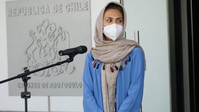 10 de septiembre de 2021/SANTIAGOLa canciller (s) Carolina Valdivia, junto con el rector de la Universidad de Chile, Ennio Vivaldi, recibieron a Zainab Momeny, ciudadana afgana que recibirá refugio en Chile en el Salón de Protocolo del Aeropuerto Arturo Merino Benítez.
FOTO: FRANCISCO CASTILLO/AGENCIAUNO