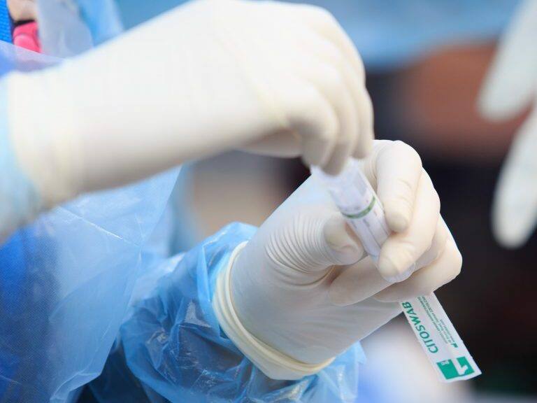 5 de Junio 2021 / SANTIAGO Operativo exámenes PCR para la detección del Virus Covid-19 y trazabilidad, realizado por Centro de Salud Familiar (Cesfam) de la comuna de Santiago a la salida del Supermercado Tottus de Nataniel Cox FOTOS: DIEGO MARTIN / AGENCIAUNO