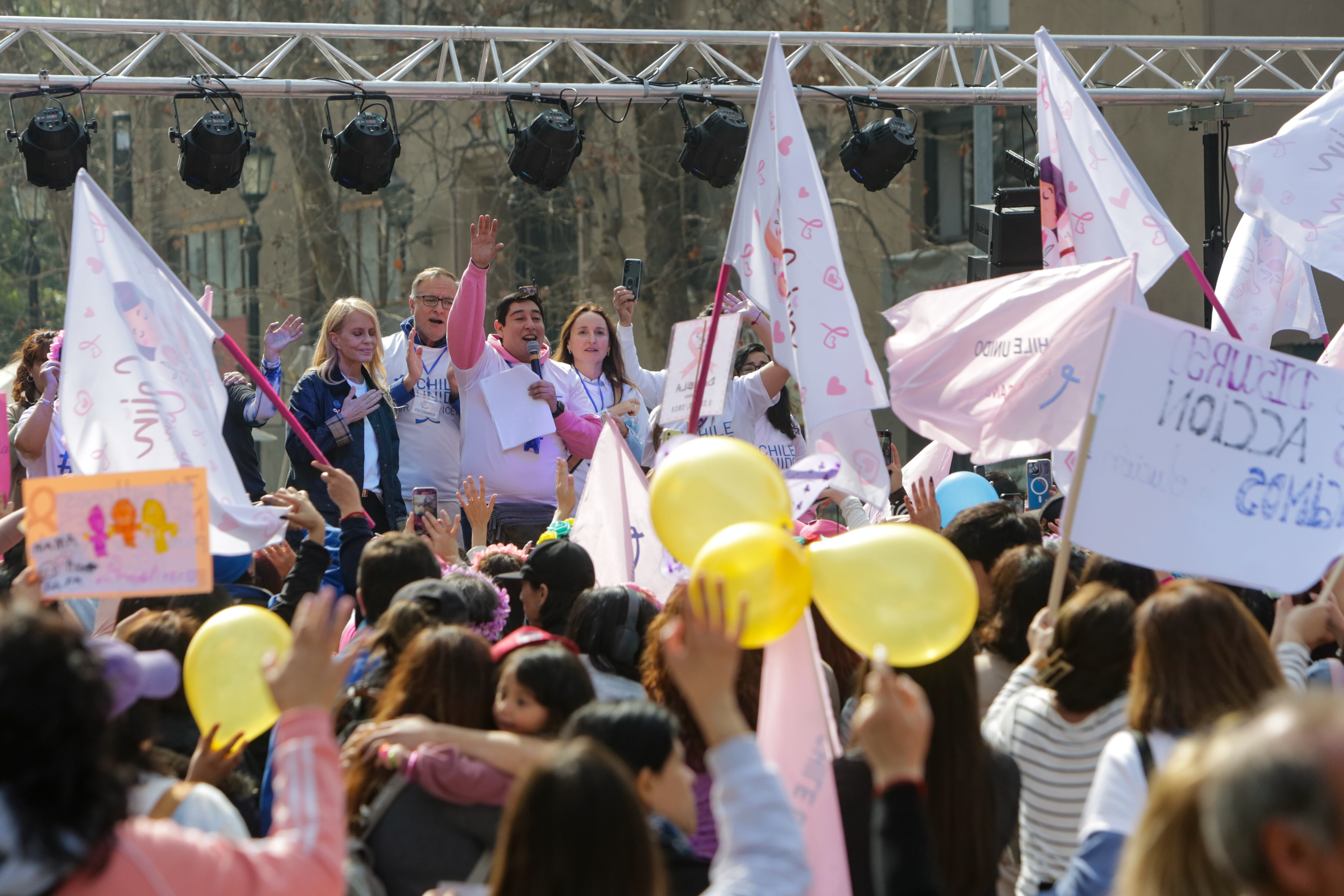 17 DE AGOSTO 2024 / SANTIAGO
La red Chile Unido contra el Cancer convoca una marcha para visibilizar la alarmante situación de 20 mil pacientes oncológicos que se encuentran en listas de espera en el sistema de salud publica en el país.
FOTO: LUKAS SOLIS / AGENCIAUNO