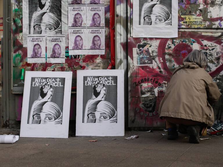 06 de Mayo de 2022/SANTIAGODiferentes movimientos sociales y medios de prensa independientes se congregan en plaza Baquedano para protestar por Francisca Sandoval, la reportera del medio independiente Señal 3 de La Victoria, quien se encuentra en riesgo vital luego de los incidentes de la marcha del día del trabajador.
FOTO:AGENCIA UNO