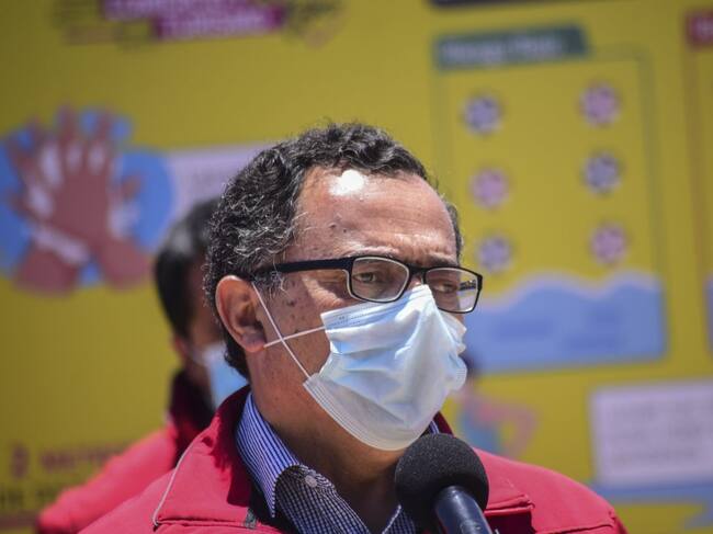 15 DE DICIEMBRE DE 2020 / VIA DEL MA9Intendente Jorge Martinez habla con l prensa en la Playa Los Marineros, durante punto de prensa para anunciar inicio de temporada de playas, a dems de informar sobre la PLAYAPP, reciclaje y sobre deportes como el surf
FOTO: MIGUEL MOYA / AGENCIAUNO
