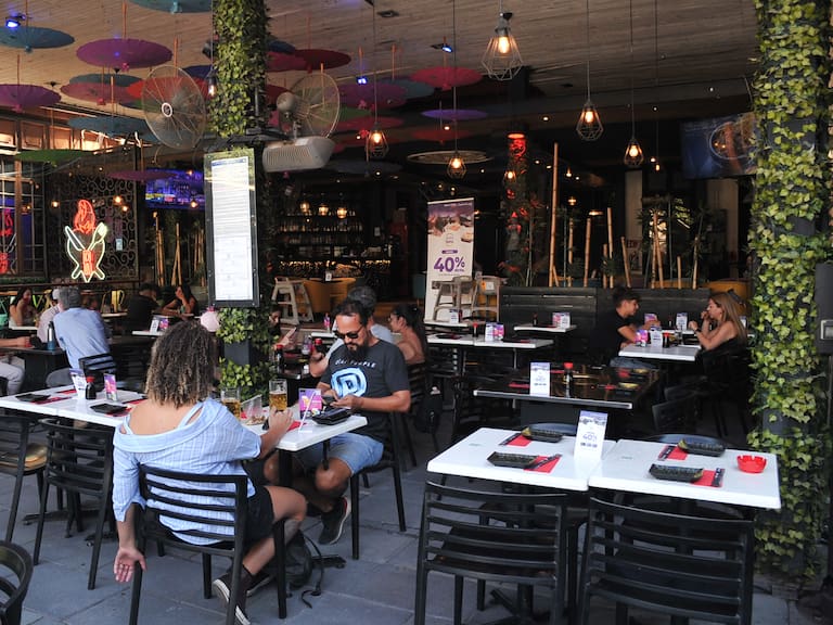 Conocida cadena de restaurantes en Chile pide su quiebra: tiene deudas millonarias