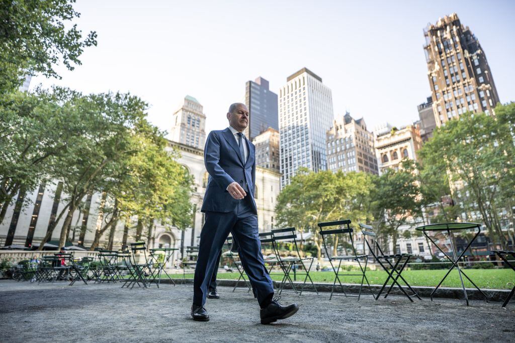 El gobernante alemán Olaf Scholz camina por un parque en Nueva York