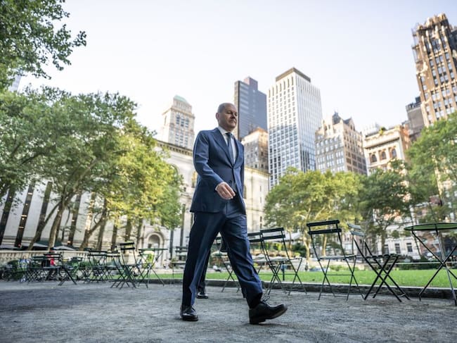 El gobernante alemán Olaf Scholz camina por un parque en Nueva York
