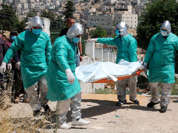 Trabajadores trasladan a víctima del Covid-19 en Palestina