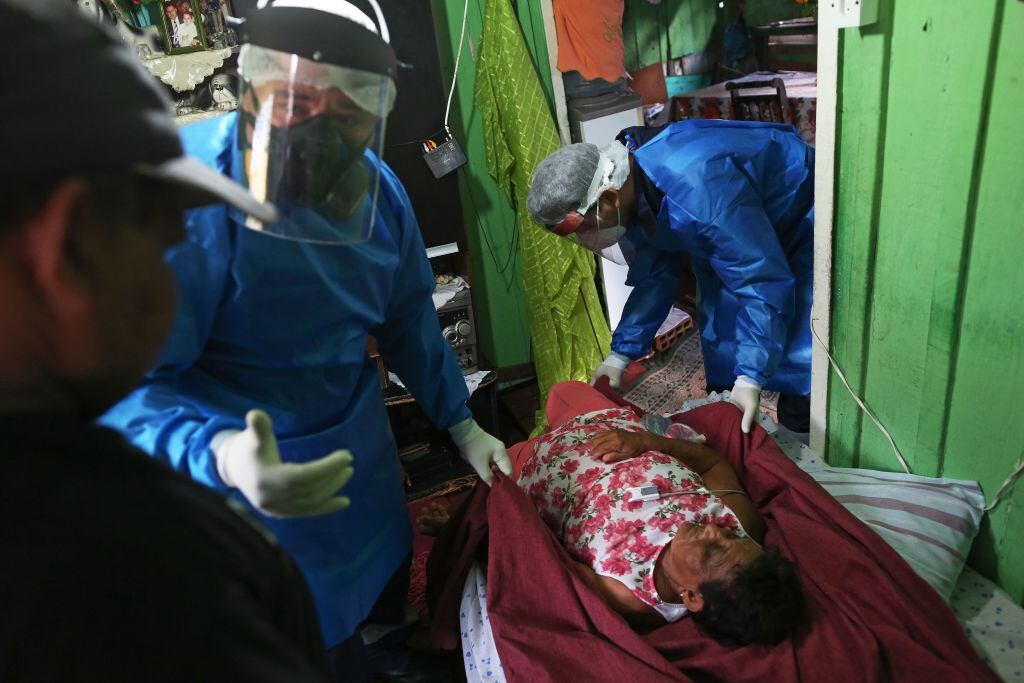 Médicos retiran a una paciente en su hogar de Manaos