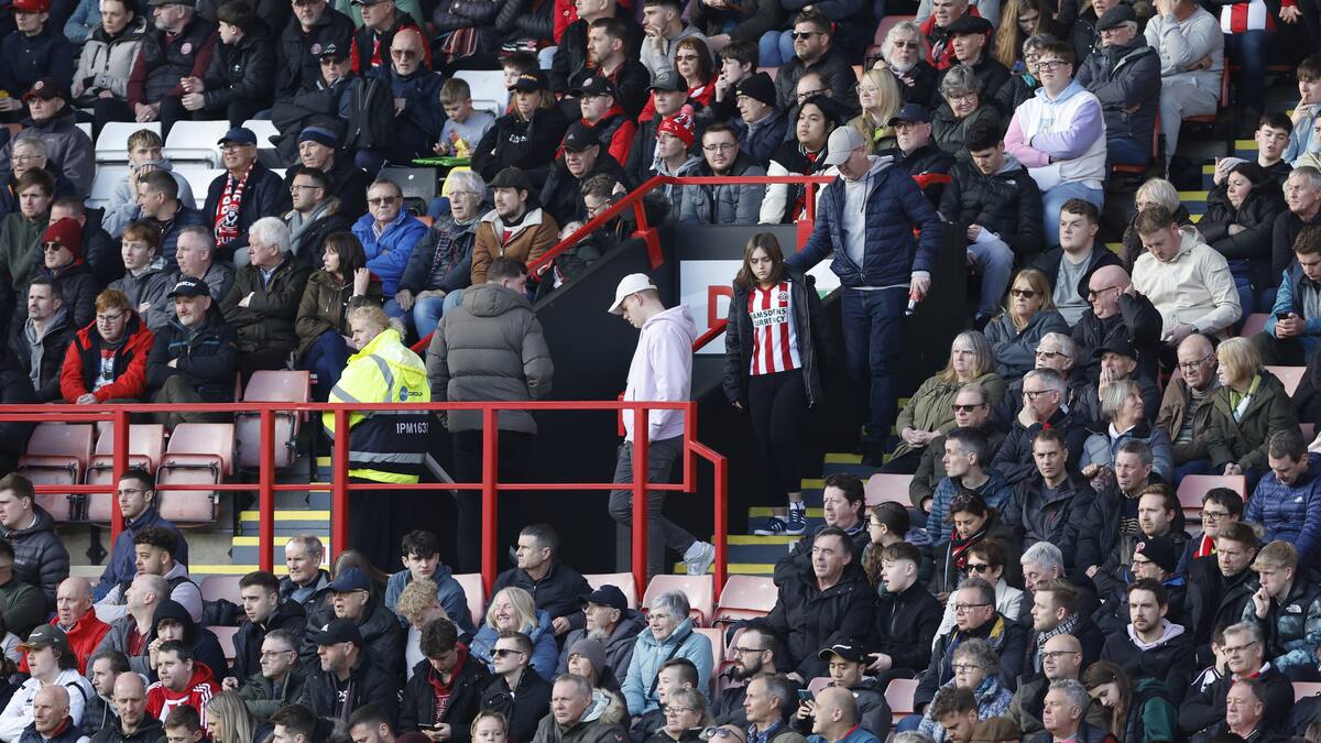 ¿De cartón? Hinchas del Sheffield United abandonaron el partido ante Arsenal a los 15 minutos