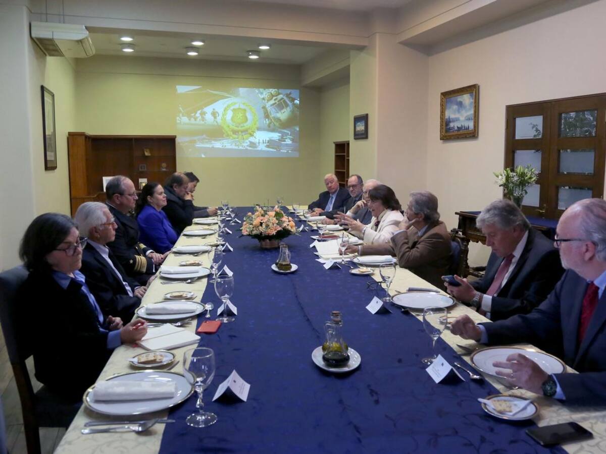 Ministra Delpiano se reúne con nueve exministros de Defensa para discutir futuros desafíos de la cartera