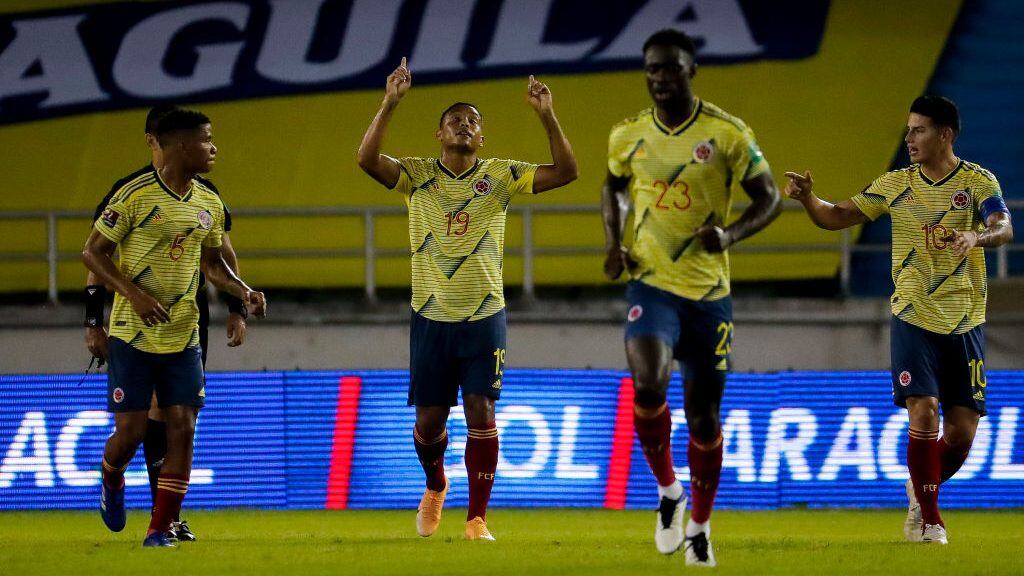 BARRANQUILLA, COLOMBIA - OCTOBER 09: Luis Muriel of Colombia celebrates with teammates after scoring his team's second goal during a match between Colombia and Venezuela as part of South American Qualifiers for Qatar 2022 at Estadio Metropolitano on October 09, 2020 in Barranquilla, Colombia. (Photo by Mauricio Dueñas-Pool/Getty Images)