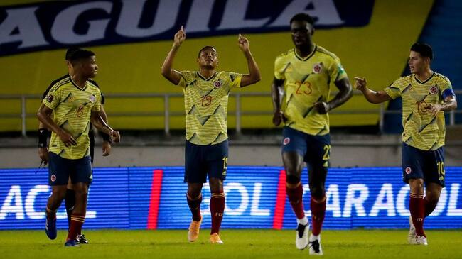 BARRANQUILLA, COLOMBIA - OCTOBER 09: Luis Muriel of Colombia celebrates with teammates after scoring his team's second goal during a match between Colombia and Venezuela as part of South American Qualifiers for Qatar 2022 at Estadio Metropolitano on October 09, 2020 in Barranquilla, Colombia. (Photo by Mauricio Dueñas-Pool/Getty Images)