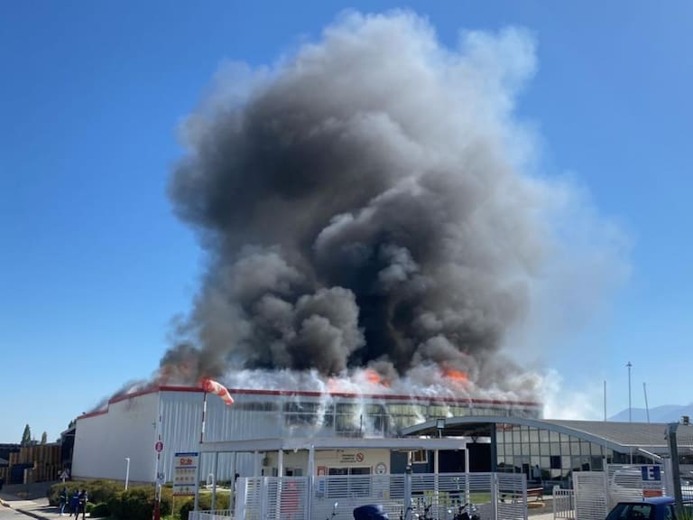 Voraz incendio se registra en empresa Dole, comuna de Codegua: columna de humo se puede ver en distintas comunas de la región de O’Higgins