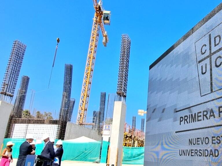 La UC pone la primera piedra para la construcción del nuevo San Carlos de Apoquindo: "El proyecto va bien encaminado"