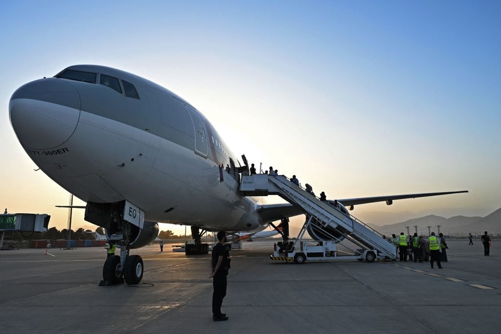 Extranjeros logran abandonar Afganistán tras la salida de EEUU