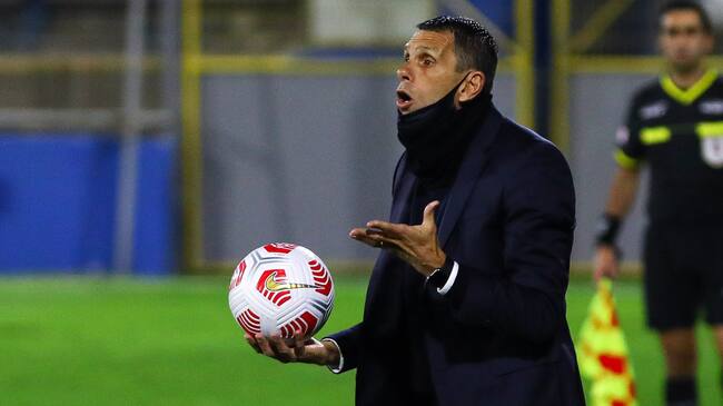 30 DE MAYO DE 2021/SANTIAGOEl Director Tecnico de Universidad Catolica Gustavo Poyet (c), durante el partido valido por la novena fecha del Campeonato Nacional AFP PlanVital 2021, entre Universidad Catolica y Cobresal, disputado en el Estadio San Carlos de Apoquindo.
FOTO: SEBASTIAN ORIA/AGENCIAUNO