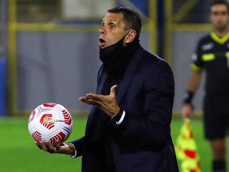 30 DE MAYO DE 2021/SANTIAGOEl Director Tecnico de Universidad Catolica Gustavo Poyet (c), durante el partido valido por la novena fecha del Campeonato Nacional AFP PlanVital 2021, entre Universidad Catolica y Cobresal, disputado en el Estadio San Carlos de Apoquindo.
FOTO: SEBASTIAN ORIA/AGENCIAUNO