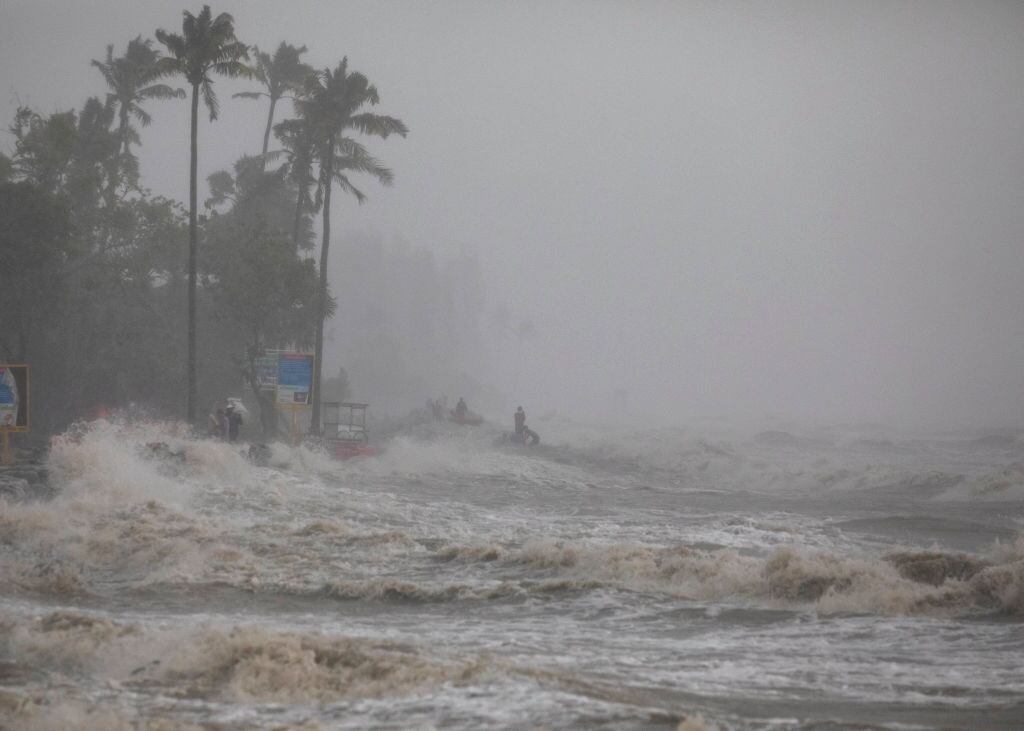 Un ciclón golpea las costas de la zona de Kuakata en Bangladesh