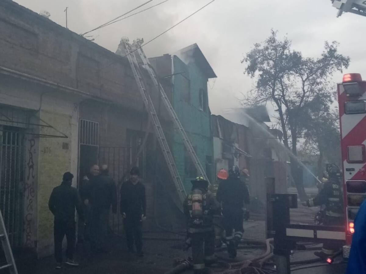 Incendio consume cuatro casas en Estación Central