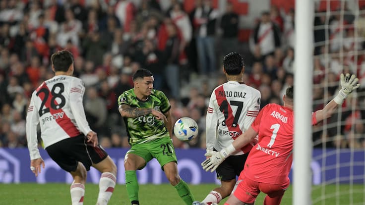 ¿Uno menos para Nico Córdova? Paulo Díaz sale lesionado en partido de River Plate por Copa Libertadores