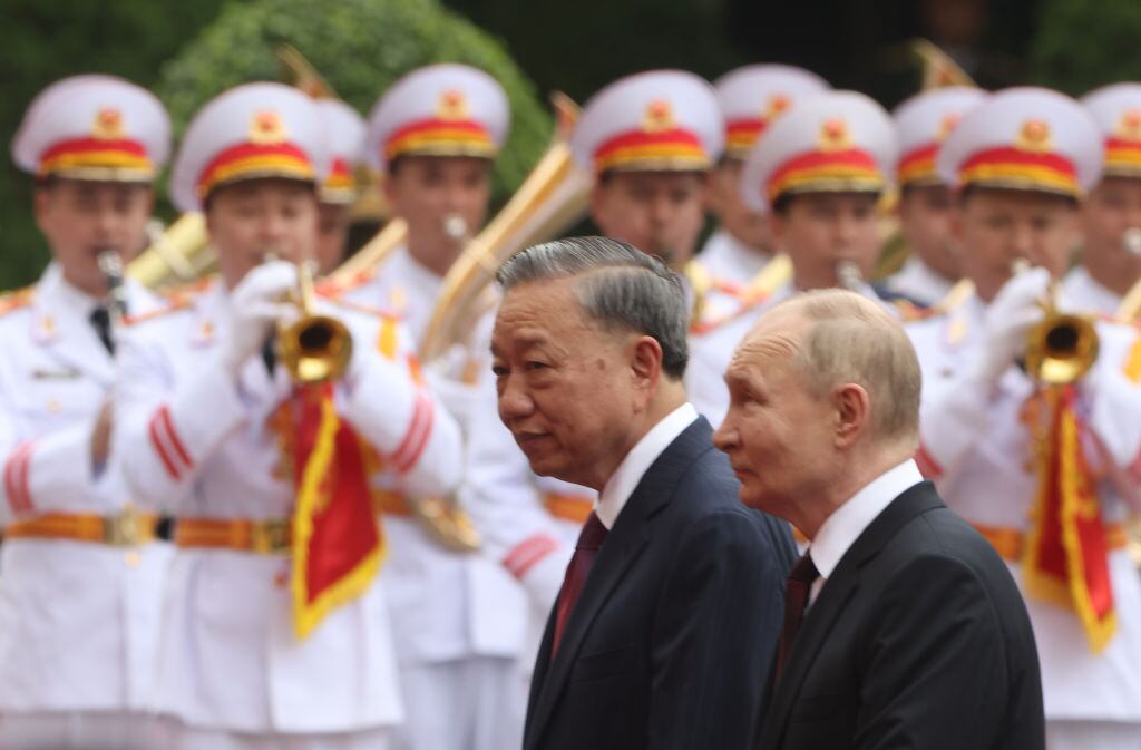 El presidente de Rusia, Vladimir Putin, llega a la ciudad de Hanói donde lo recibe el mandatario de Vietnam, To Lam.