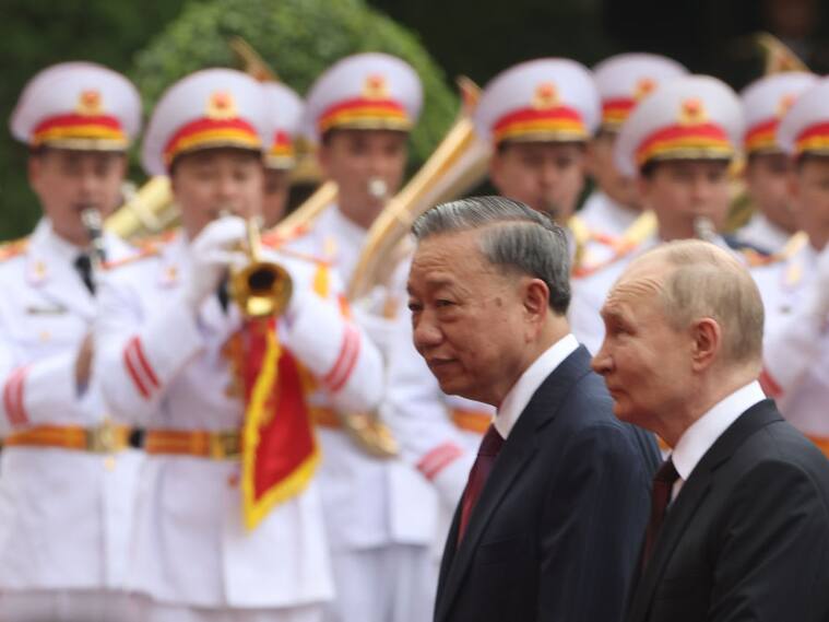 El presidente de Rusia, Vladimir Putin, llega a la ciudad de Hanói donde lo recibe el mandatario de Vietnam, To Lam.